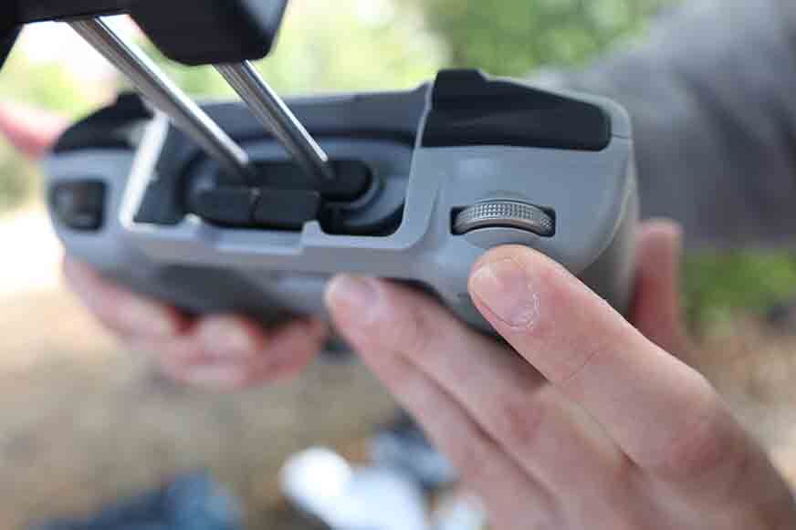 Über das Rad an der Fernbedienung der DJI Air 2S Drohne kannst Du den digitalen Zoom bei Videoaufnahmen bedienen.